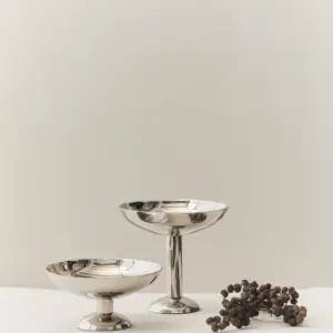Elegant og skulpturell Metal Champagne Coupe – Low fra Louise Roe.