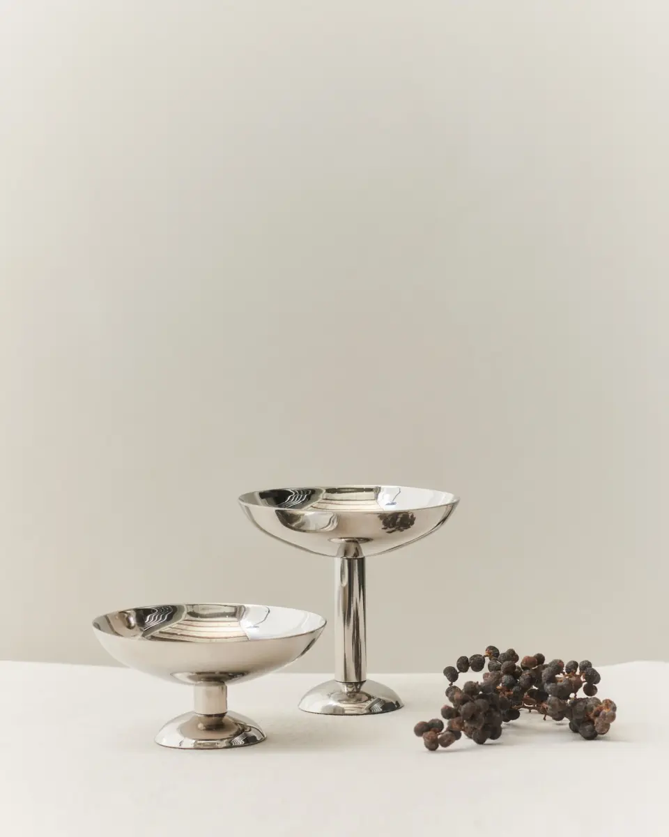 Elegant og skulpturell Metal Champagne Coupe – Low fra Louise Roe.