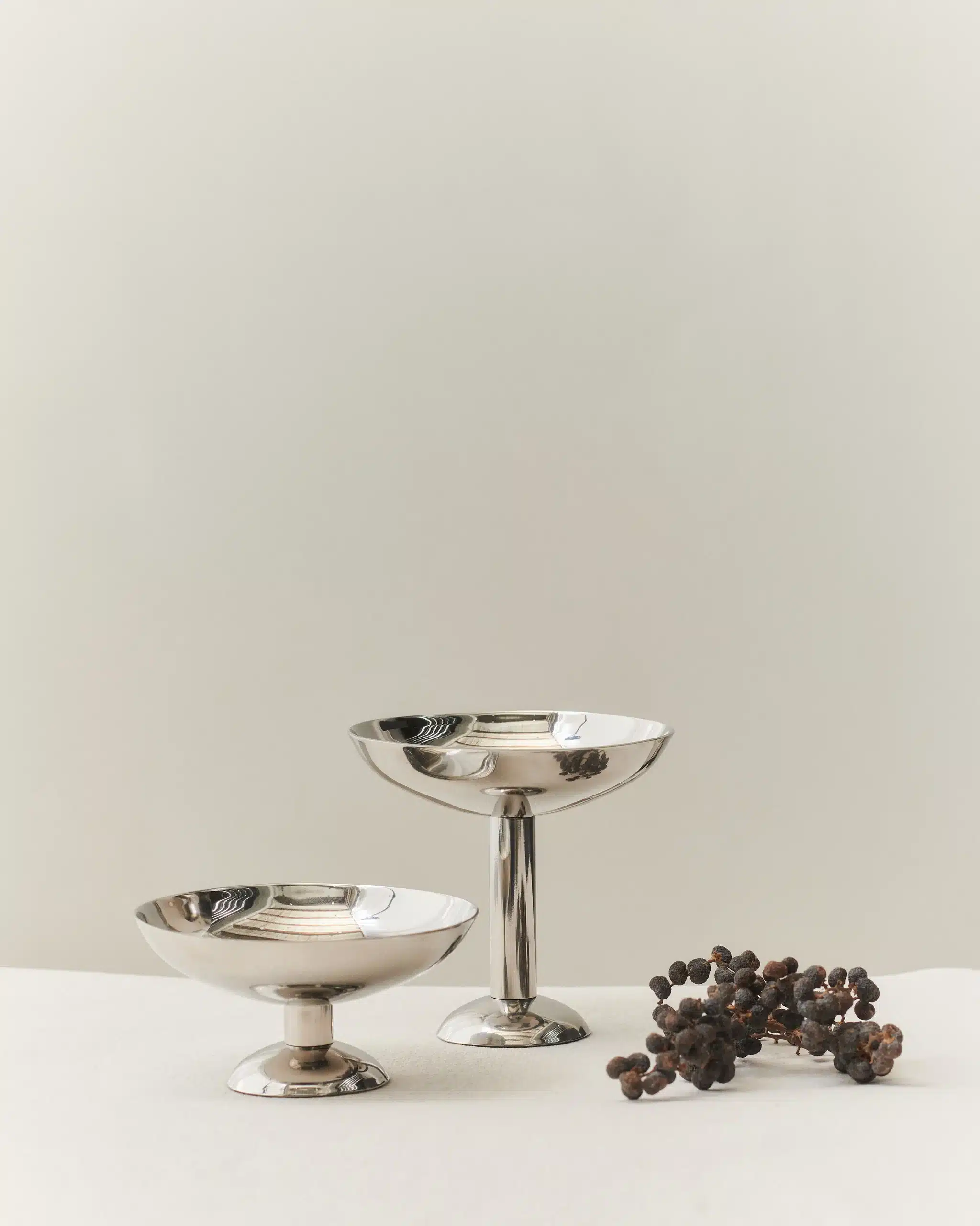 Elegant og skulpturell Metal Champagne Coupe – Low fra Louise Roe.