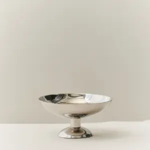 Elegant og skulpturell Metal Champagne Coupe – Low fra Louise Roe.