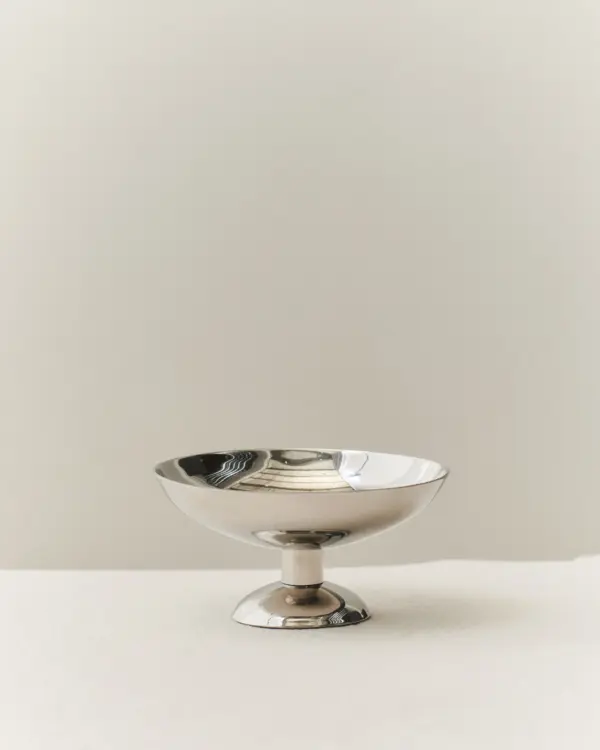 Elegant og skulpturell Metal Champagne Coupe – Low fra Louise Roe.