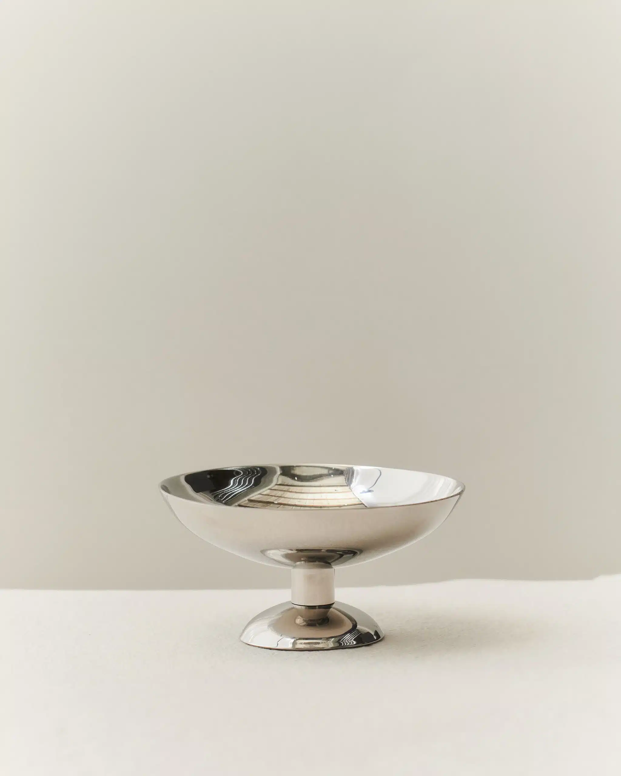 Elegant og skulpturell Metal Champagne Coupe – Low fra Louise Roe.