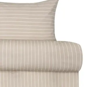 Pia er et tidløst sengesett i bomull med smale, hvite striper på en varm beige bunn