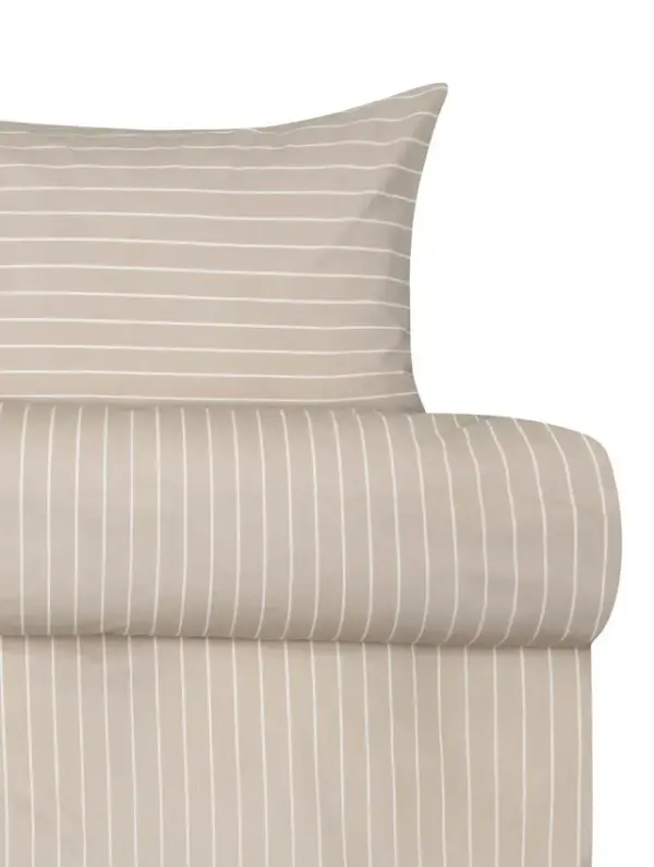Pia er et tidløst sengesett i bomull med smale, hvite striper på en varm beige bunn