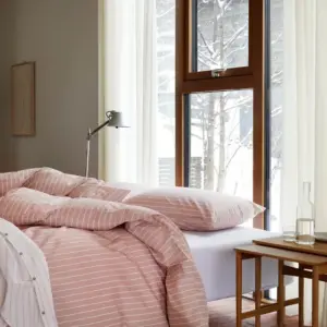 Pia i varm rosa passer perfekt for deg som ønsker et soverom med en myk, feminin og innbydende atmosfære.