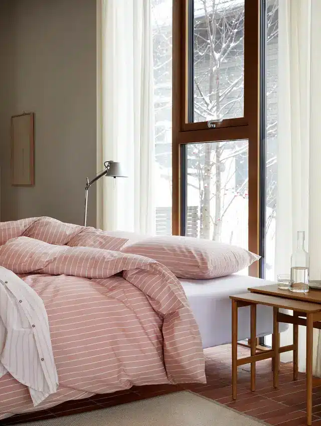 Pia i varm rosa passer perfekt for deg som ønsker et soverom med en myk, feminin og innbydende atmosfære.