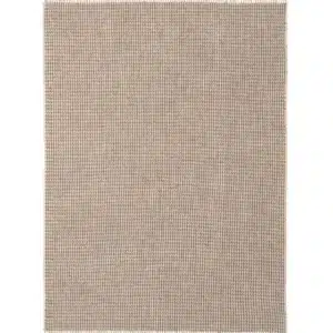 Høie Teide ullpledd i lys karamell. Lunt pledd i 100 % ull, 120×180 cm. Naturlig, mykt og tidløst – et perfekt tilbehør til sofa eller seng.