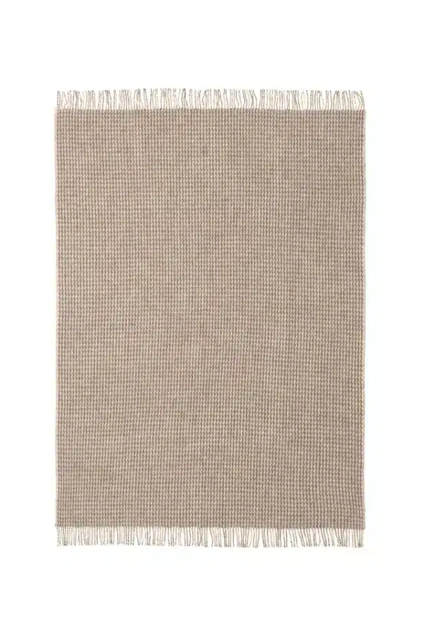Høie Teide ullpledd i lys karamell. Lunt pledd i 100 % ull, 120×180 cm. Naturlig, mykt og tidløst – et perfekt tilbehør til sofa eller seng.
