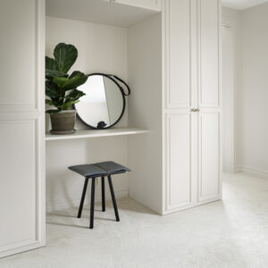 Bellora «Sand» er et mykt og eksklusivt vegg-til-vegg-teppe i velur, i en lun beige tone. Leveres i bredde 400 cm og ønsket lengde – perfekt for soverom, walk-in closet og stue.