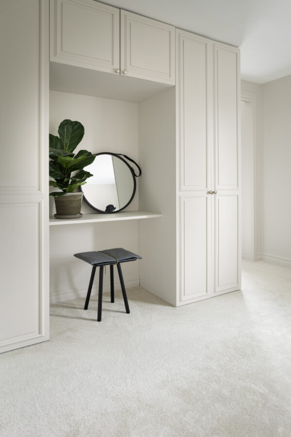 Bellora «Sand» er et mykt og eksklusivt vegg-til-vegg-teppe i velur, i en lun beige tone. Leveres i bredde 400 cm og ønsket lengde – perfekt for soverom, walk-in closet og stue.