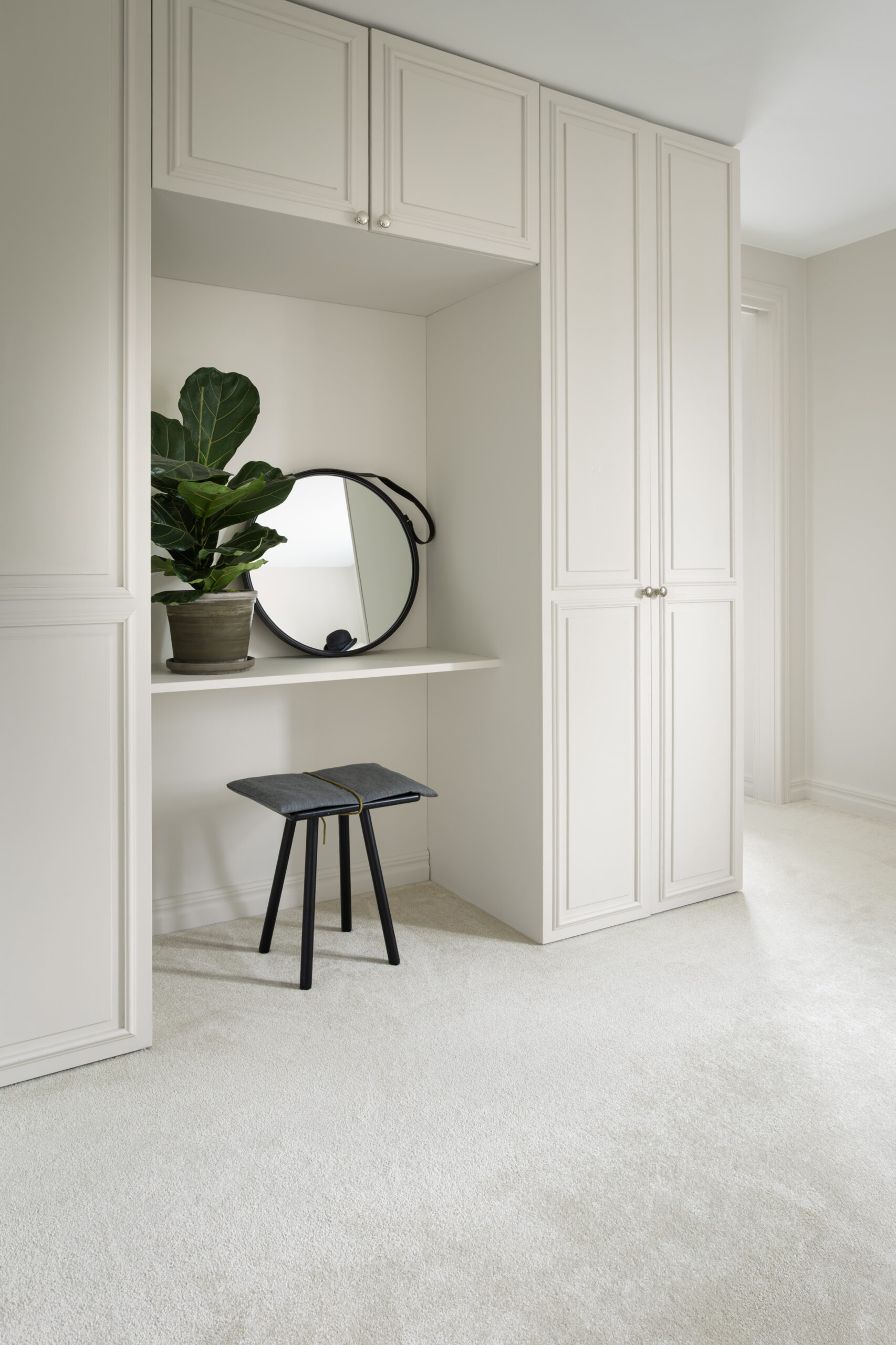 Bellora «Sand» er et mykt og eksklusivt vegg-til-vegg-teppe i velur, i en lun beige tone. Leveres i bredde 400 cm og ønsket lengde – perfekt for soverom, walk-in closet og stue.