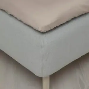 Beige sateng laken fra Høie