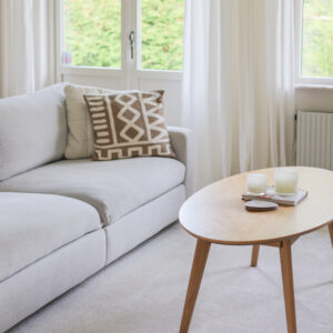 Lyst vegg til vegg teppe i stue