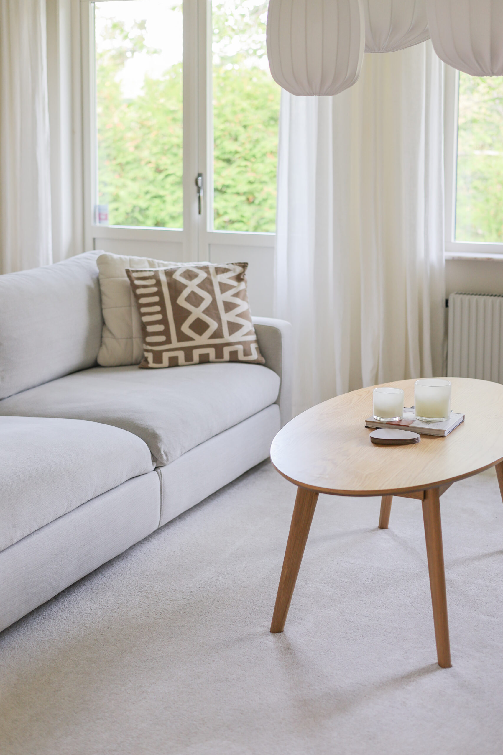 Lyst vegg til vegg teppe i stue