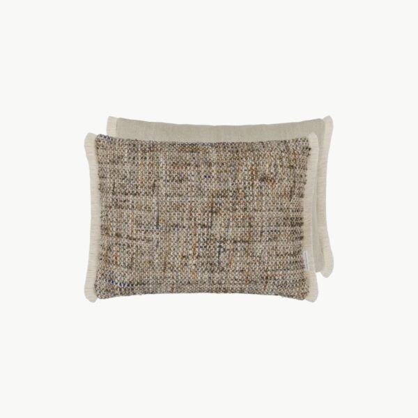 Pradelles Zinc pyntepute fra Designers Guild – elegant tweedstruktur i nøytrale toner med kobber og nøttefarger. Perfekt som dekorativ sofapute.