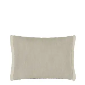 Pradelles Zinc pyntepute fra Designers Guild – elegant tweedstruktur i nøytrale toner med kobber og nøttefarger. Perfekt som dekorativ sofapute.