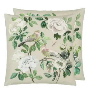 Miraflores Cameo pyntepute fra Designers Guild – myk bomull med blomster- og fugleprint i cameo rosa. Perfekt dekorativ statement i 50×50 cm.