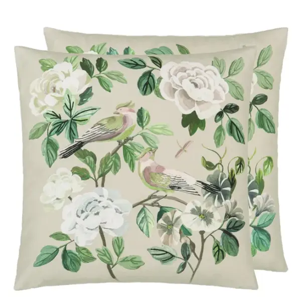 Miraflores Cameo pyntepute fra Designers Guild – myk bomull med blomster- og fugleprint i cameo rosa. Perfekt dekorativ statement i 50×50 cm.