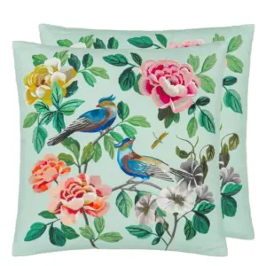 Designers Guild Miraflores Duck Egg pyntepute – blomster og fugler på bomull med broderi. Elegant statement i myk duck egg-tone og størrelse 50×50 cm.