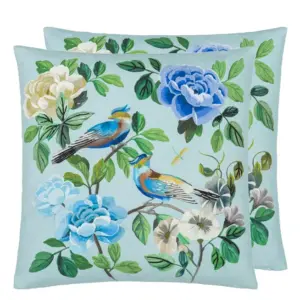 Miraflores Cobalt pyntepute fra Designers Guild – vakker blomster- og fugleprint med broderidetaljer på bomull. Cobaltblå stor 50×50 cm puter til elegant interiør.