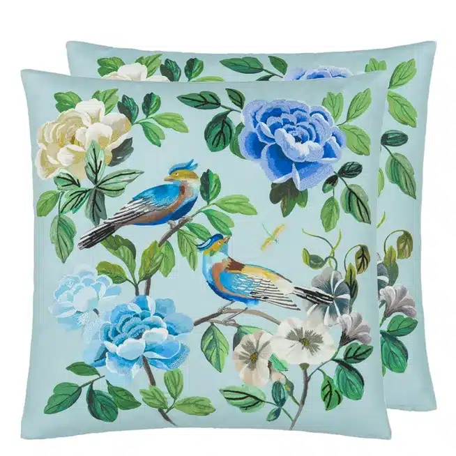 Miraflores Cobalt pyntepute fra Designers Guild – vakker blomster- og fugleprint med broderidetaljer på bomull. Cobaltblå stor 50×50 cm puter til elegant interiør.