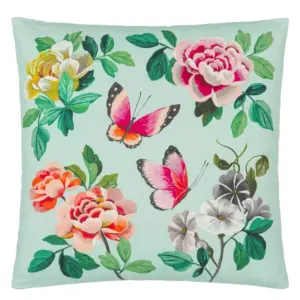 Stor, dekorativ pyntepute fra Designers Guild med blomstrete og fugleaktige trykk i myk duck egg-tone – elegant og detaljert.