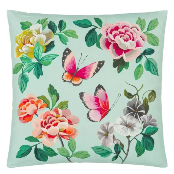 Stor, dekorativ pyntepute fra Designers Guild med blomstrete og fugleaktige trykk i myk duck egg-tone – elegant og detaljert.