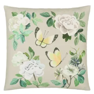 Miraflores Cameo pyntepute fra Designers Guild – myk bomull med blomster- og fugleprint i cameo rosa. Perfekt dekorativ statement i 50×50 cm.