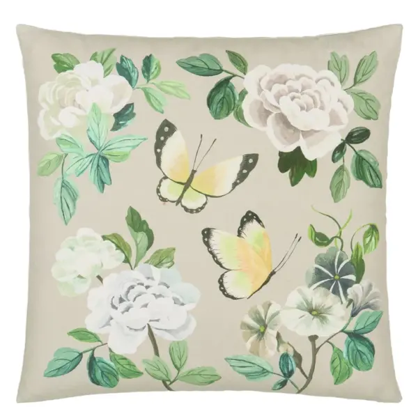 Miraflores Cameo pyntepute fra Designers Guild – myk bomull med blomster- og fugleprint i cameo rosa. Perfekt dekorativ statement i 50×50 cm.