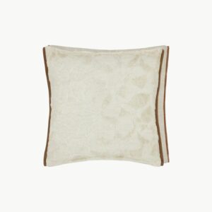 Celandine Linen pute – cut-velvet mønster med lin-tekstur og cappuccino-trim. 50×50 cm. Perfekt for naturlig, rolig dekor.