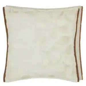 Celandine Linen pute – cut-velvet mønster med lin-tekstur og cappuccino-trim. 50×50 cm. Perfekt for naturlig, rolig dekor.