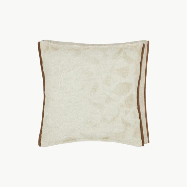 Celandine Linen pute – cut-velvet mønster med lin-tekstur og cappuccino-trim. 50×50 cm. Perfekt for naturlig, rolig dekor.