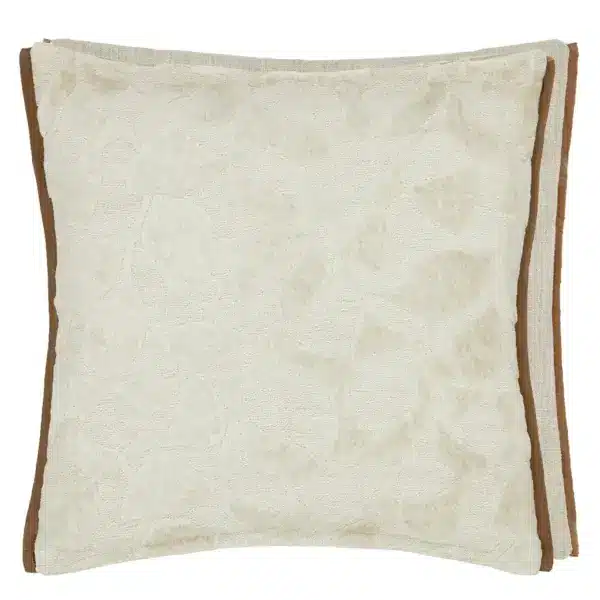 Celandine Linen pute – cut-velvet mønster med lin-tekstur og cappuccino-trim. 50×50 cm. Perfekt for naturlig, rolig dekor.