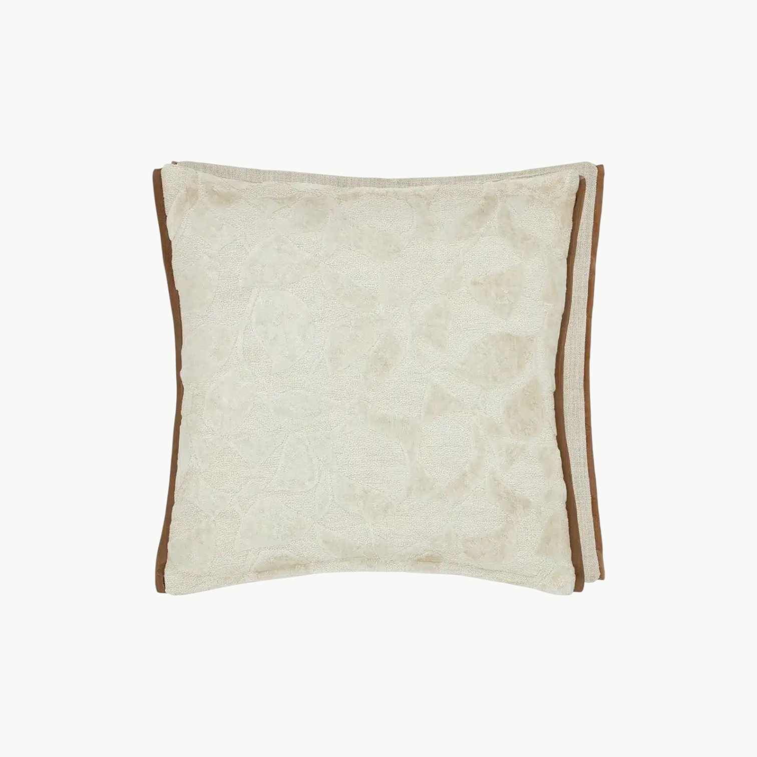 Celandine Linen pute – cut-velvet mønster med lin-tekstur og cappuccino-trim. 50×50 cm. Perfekt for naturlig, rolig dekor.