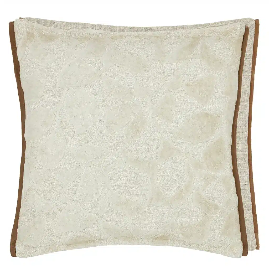 Celandine Linen pute – cut-velvet mønster med lin-tekstur og cappuccino-trim. 50×50 cm. Perfekt for naturlig, rolig dekor.
