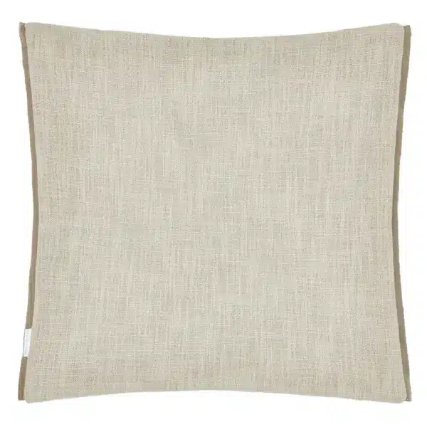 Myk pyntepute i cut-velvet med bladmotiv og linstruktur – en harmonisk detalj til sofa eller seng
