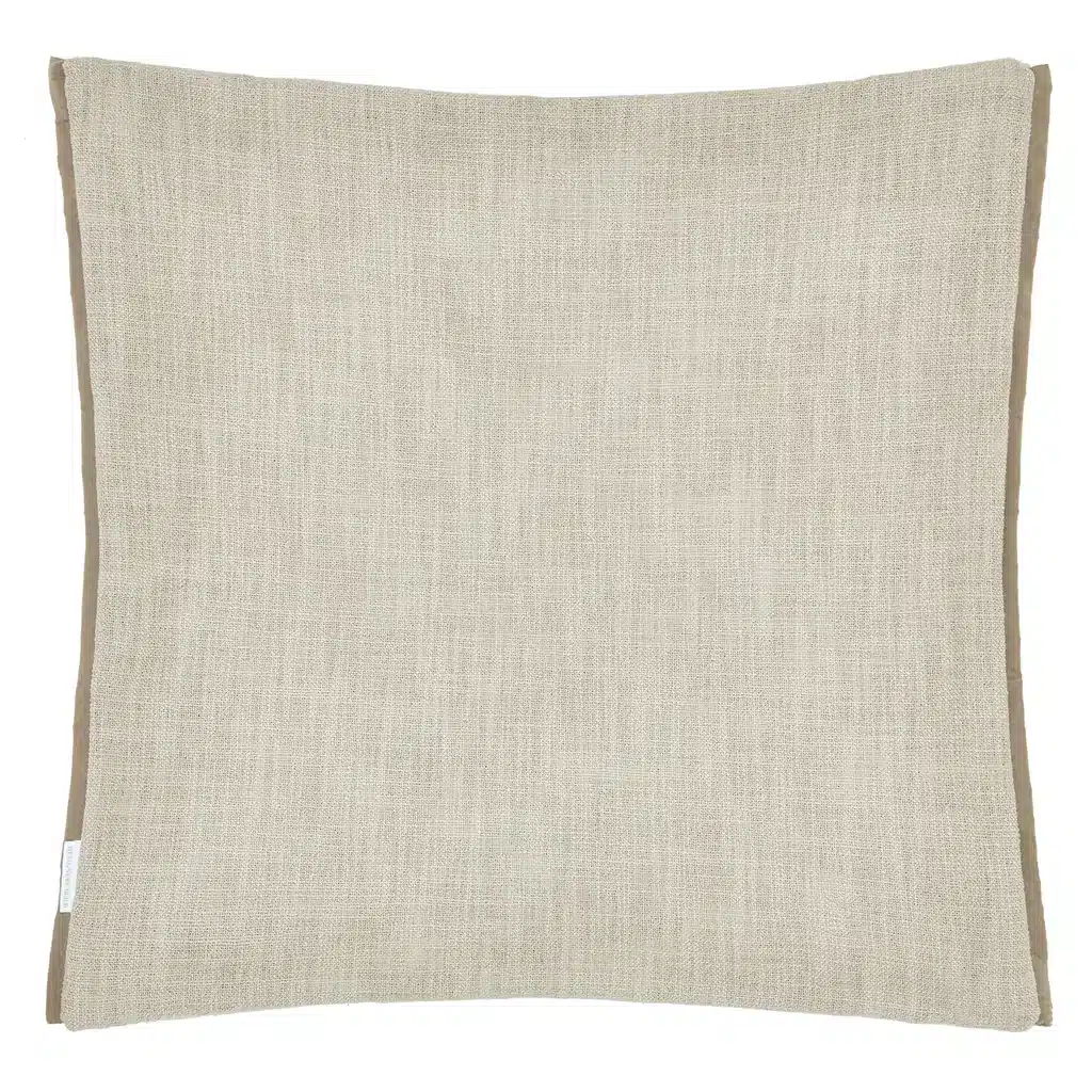 Myk pyntepute i cut-velvet med bladmotiv og linstruktur – en harmonisk detalj til sofa eller seng