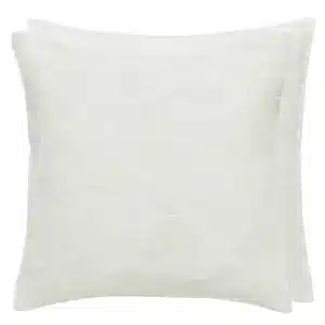Celandine Chalk pute – cut velvet med bladmotiv i lys chalk-tone. 50×50 cm. Perfekt pyntepute til hjemmet.
