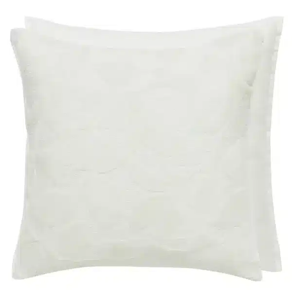 Celandine Chalk pute – cut velvet med bladmotiv i lys chalk-tone. 50×50 cm. Perfekt pyntepute til hjemmet.