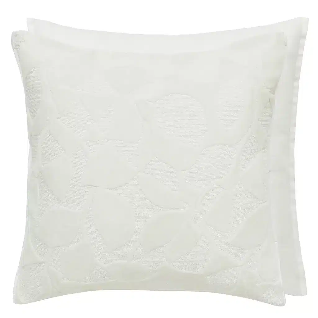Celandine Chalk pute – cut velvet med bladmotiv i lys chalk-tone. 50×50 cm. Perfekt pyntepute til hjemmet.
