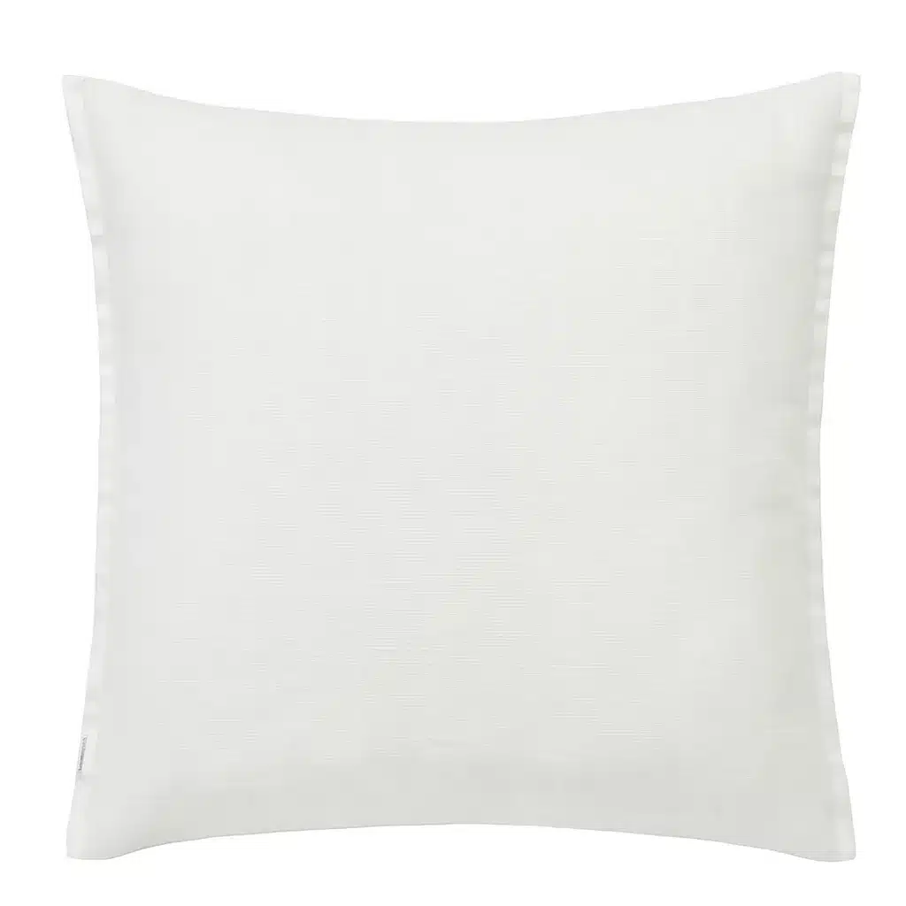 Celandine Chalk pute – cut velvet med bladmotiv i lys chalk-tone. 50×50 cm. Perfekt pyntepute til hjemmet.