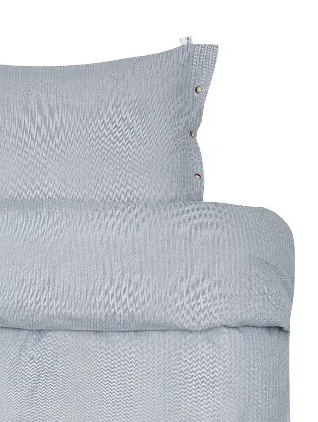 Balder sengesett – dus denimblå flanell: myk, slitesterk og tidløs med praktisk glidelås og knappelukking.
