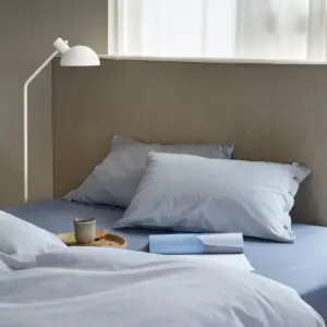 Balder sengesett i dus denimblå flanell – 100 % bomull, myk og pustende med glidelås i dynetrekk. OEKO-TEX Made in Green, perfekt for kalde netter.