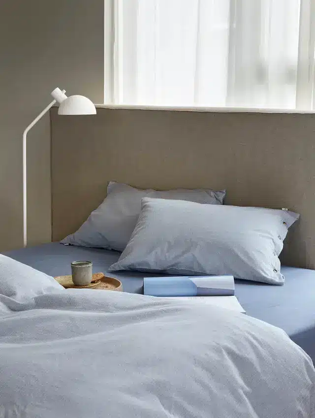 Balder sengesett i dus denimblå flanell – 100 % bomull, myk og pustende med glidelås i dynetrekk. OEKO-TEX Made in Green, perfekt for kalde netter.