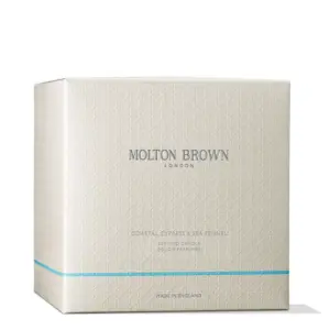 Oppdag Molton Browns Coastal Cypress & Sea Fennel – et eksklusivt duftlys med sjøinspirert friskhet og håndblåst glass. Bestill hos Interiørfaghuset T. Lund – din destinasjon for luksus og stemning i hjemmet.