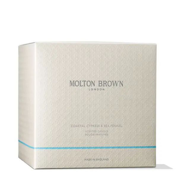 Oppdag Molton Browns Coastal Cypress & Sea Fennel – et eksklusivt duftlys med sjøinspirert friskhet og håndblåst glass. Bestill hos Interiørfaghuset T. Lund – din destinasjon for luksus og stemning i hjemmet.