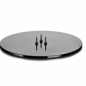 Elegant lysplate fra Ester & Erik i lakkert, glanset sort utførelse (Medium Ø 12 cm). En stilren og funksjonell base til dine lys – ideell for å skape atmosfære med kvalitet.