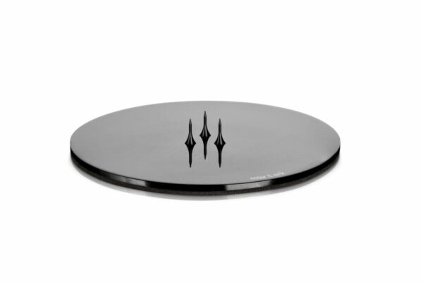 Elegant lysplate fra Ester & Erik i lakkert, glanset sort utførelse (Medium Ø 12 cm). En stilren og funksjonell base til dine lys – ideell for å skape atmosfære med kvalitet.