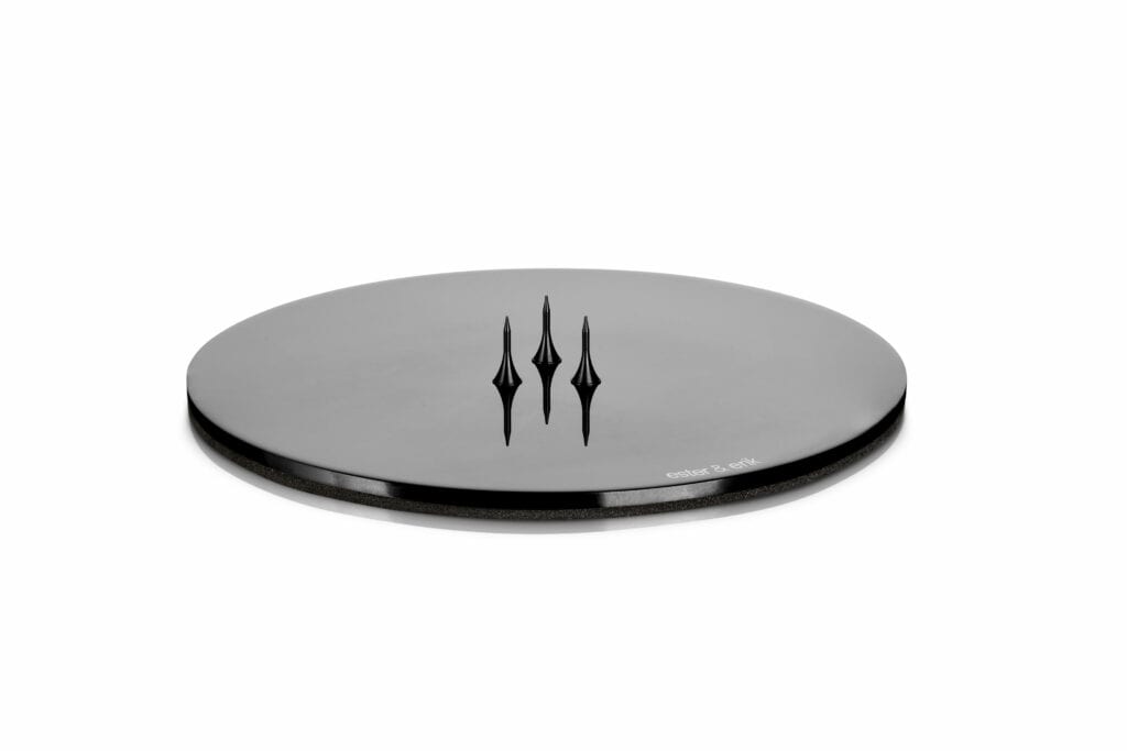Elegant lysplate fra Ester & Erik i lakkert, glanset sort utførelse (Medium Ø 12 cm). En stilren og funksjonell base til dine lys – ideell for å skape atmosfære med kvalitet.