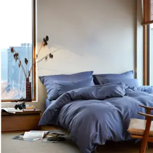 Harmoni satengsengesett Denimblå – steinvasket bomull med luksuriøs mykhet og matt finish. Elegant design med skjulte knapper for et stilrent soverom.